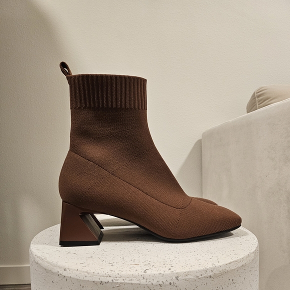 Vivaia Regina Pro Square Toed Water-Repellant Boots - Picture 3 of 6